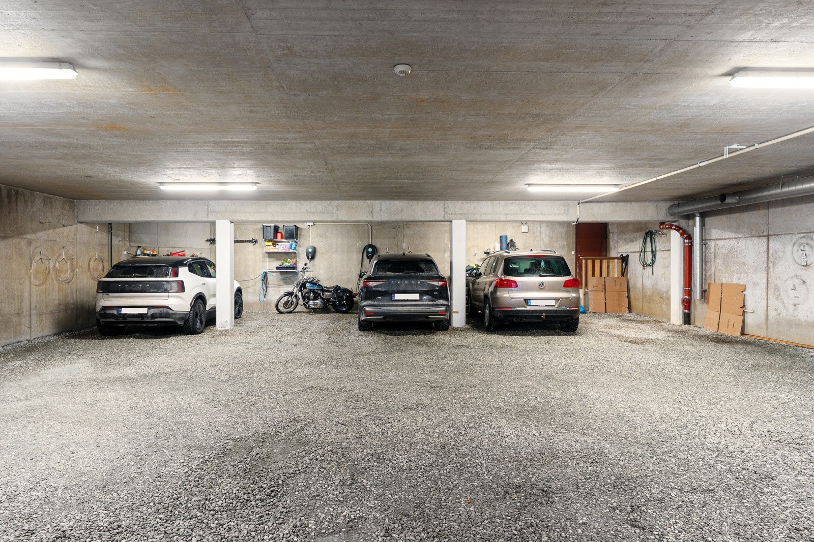 Det medfølger parkeringsplass i garasjeanlegg.