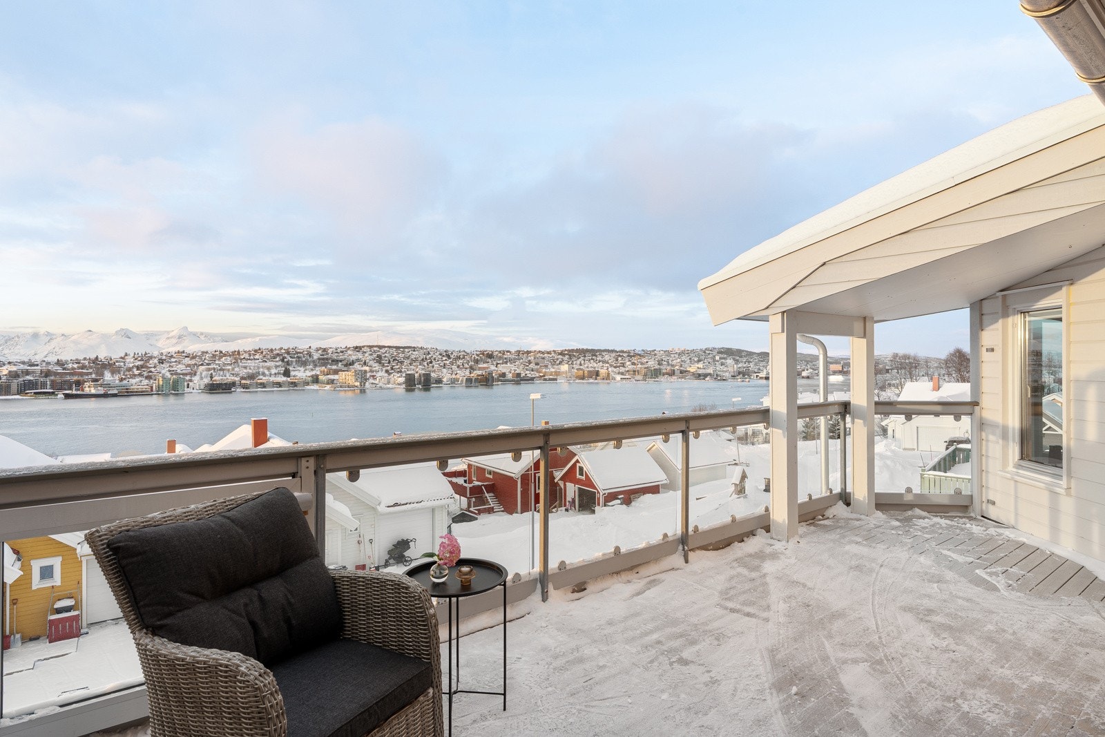 Verandaen er delvis overbygd, noe som gir gode bruksmuligheter.