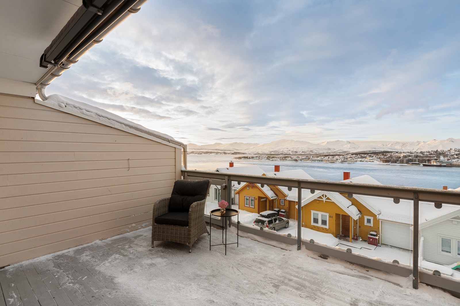 Fra stuen har du utgang til en stor vestvendt veranda.