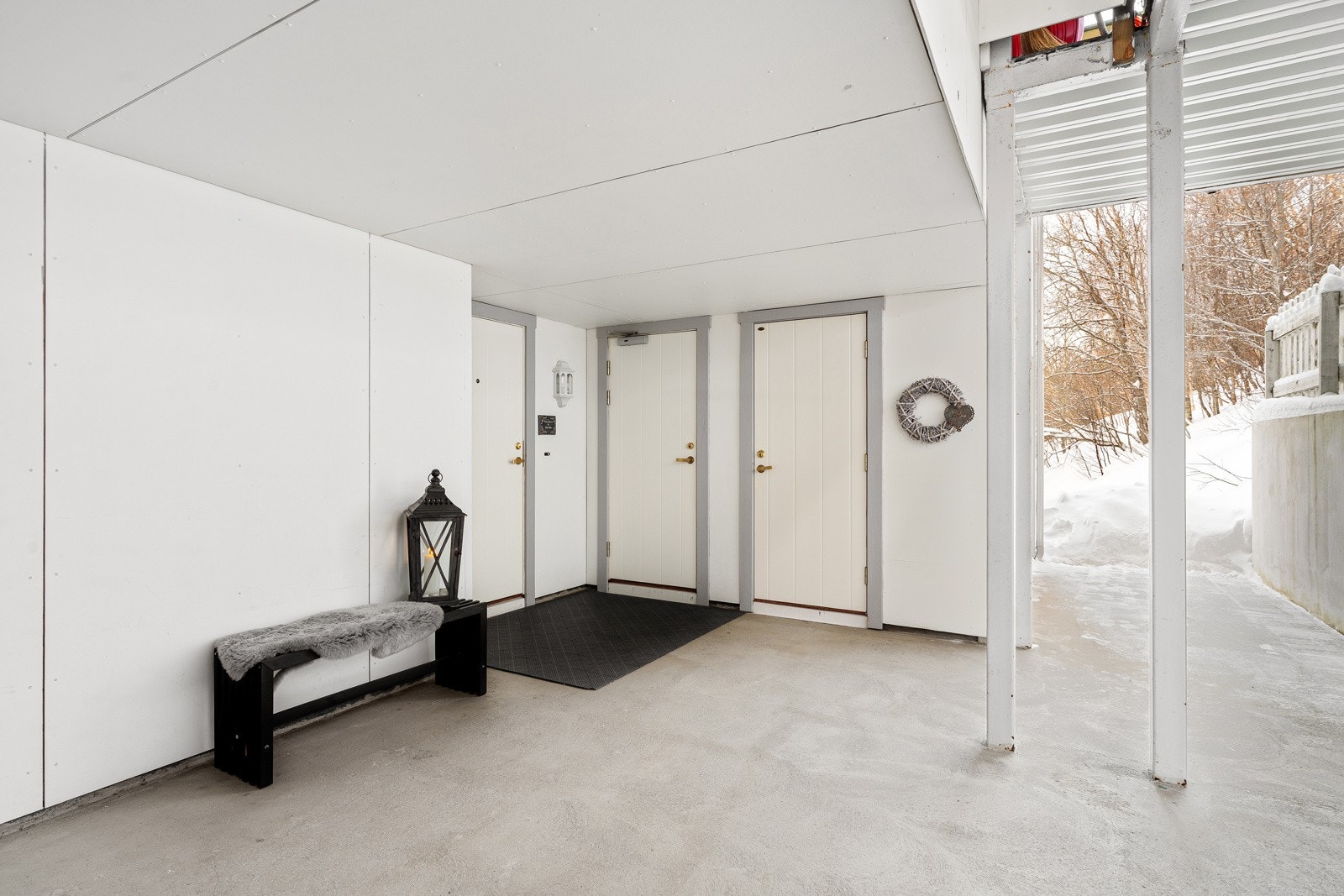 Leiligheten ligger innerst i svalgangen. Her har man også 2 sportsboder som bidrar til svært god lagringsplass.