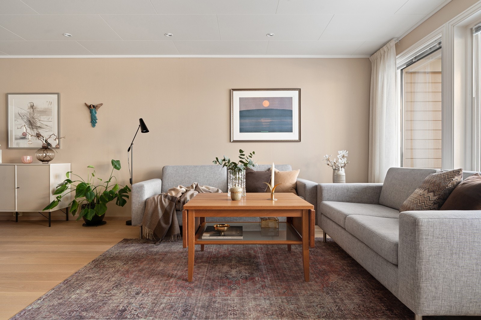 Her kan man ha sittegruppe med TV på motsatt side av rommet.