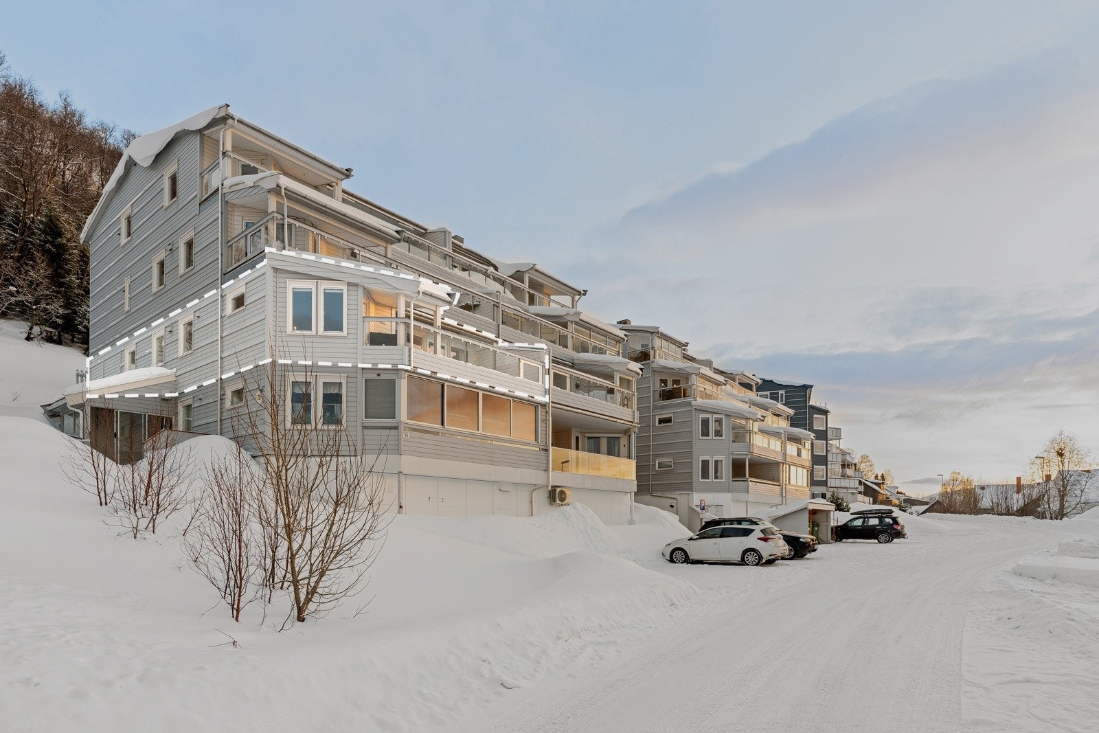Svært flott intern beliggenhet på hjørnet av bygget, i tillegg til at blokka ligger bakerst i feltet, noe som gir utmerkede sol- og utsiktsforhold.