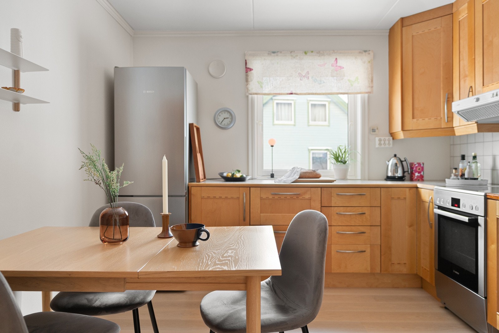 På kjøkkenet har du godt med både benkeplass og oppbevaringsplass i over- og underskap.