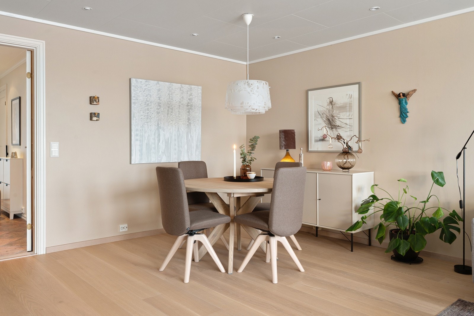 Naturlig plass for spisebord i hjørnet av stuen. Nye gulv på stue, kjøkken og det største soverommet i 2021.