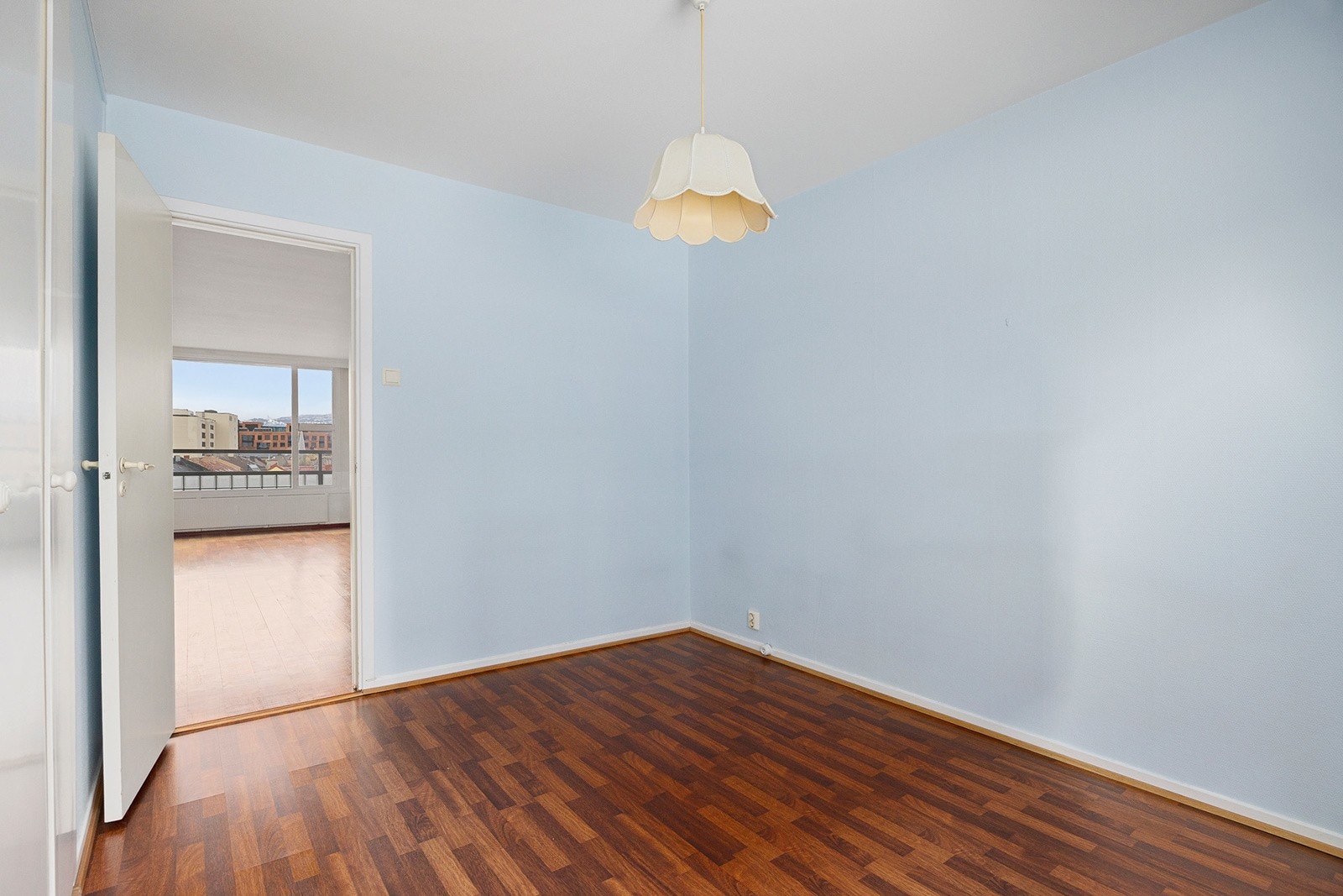 Soverom 1 har plassbygget garderobeskap Galleribilde