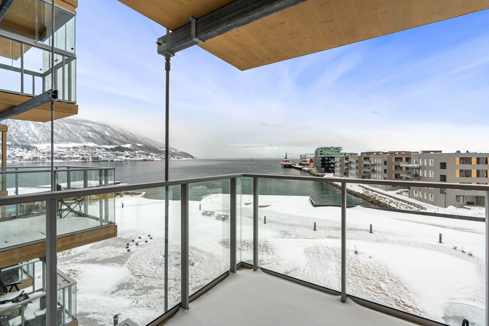 Balkongen er sørvendt og sikrer gode solforhold - et perfekt sted å nyte finværsdagene i Tromsø på sommerstid!