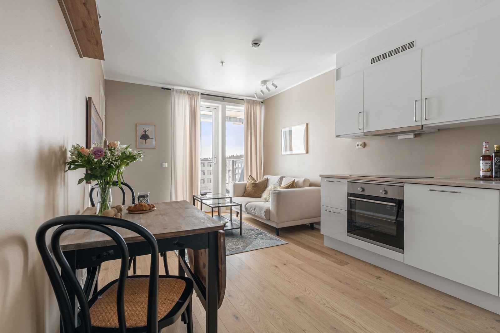 Her bor du med umiddelbar nærhet til sjø, søndagsåpen dagligvare, flotte turområder og gode kollektivforbindelser m.m.