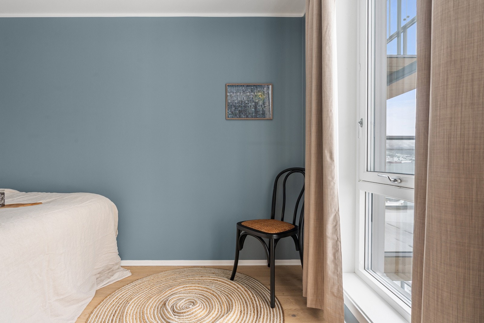 Det er også en innvendig bod i leiligheten som sikrer ekstra oppbevaringsplass i garderobesystem fra Elfa.