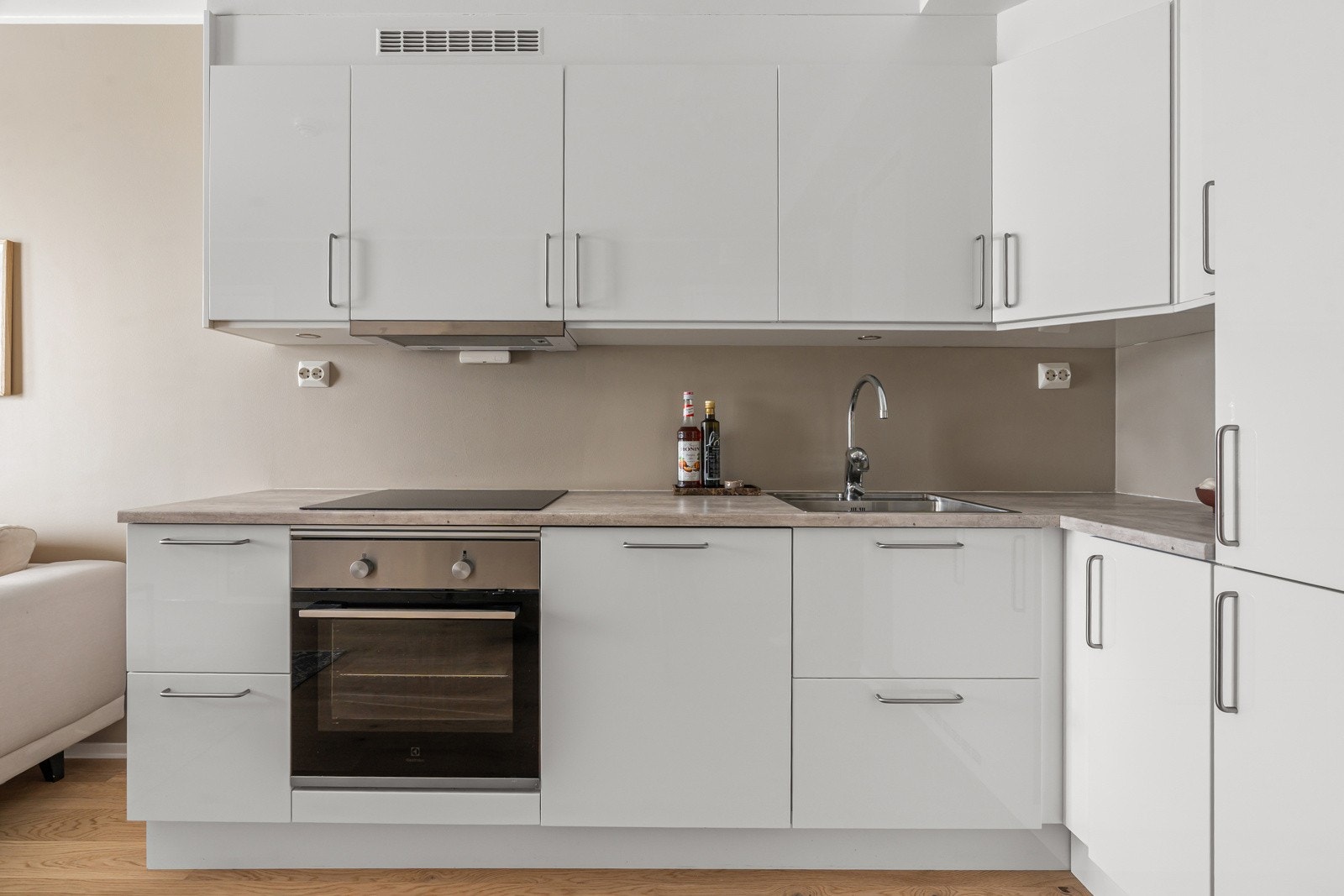 Her har du godt med oppbevaringsplass i over- og underskap.