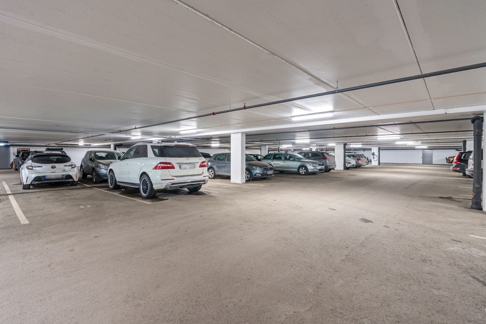 For kr. 450.000,- kan det medfølge en fast parkeringsplass i blokkens parkeringsanlegg.