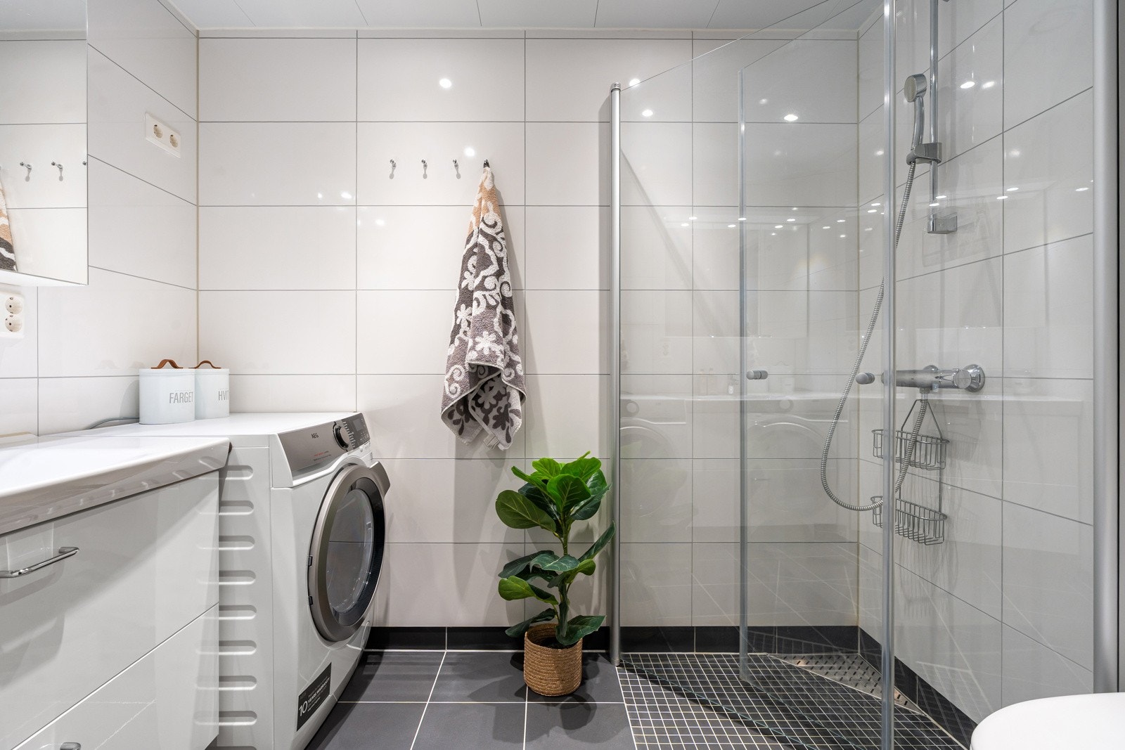 Flislagt bad med varmekabler i gulv som sikrer en behagelig temperatur.