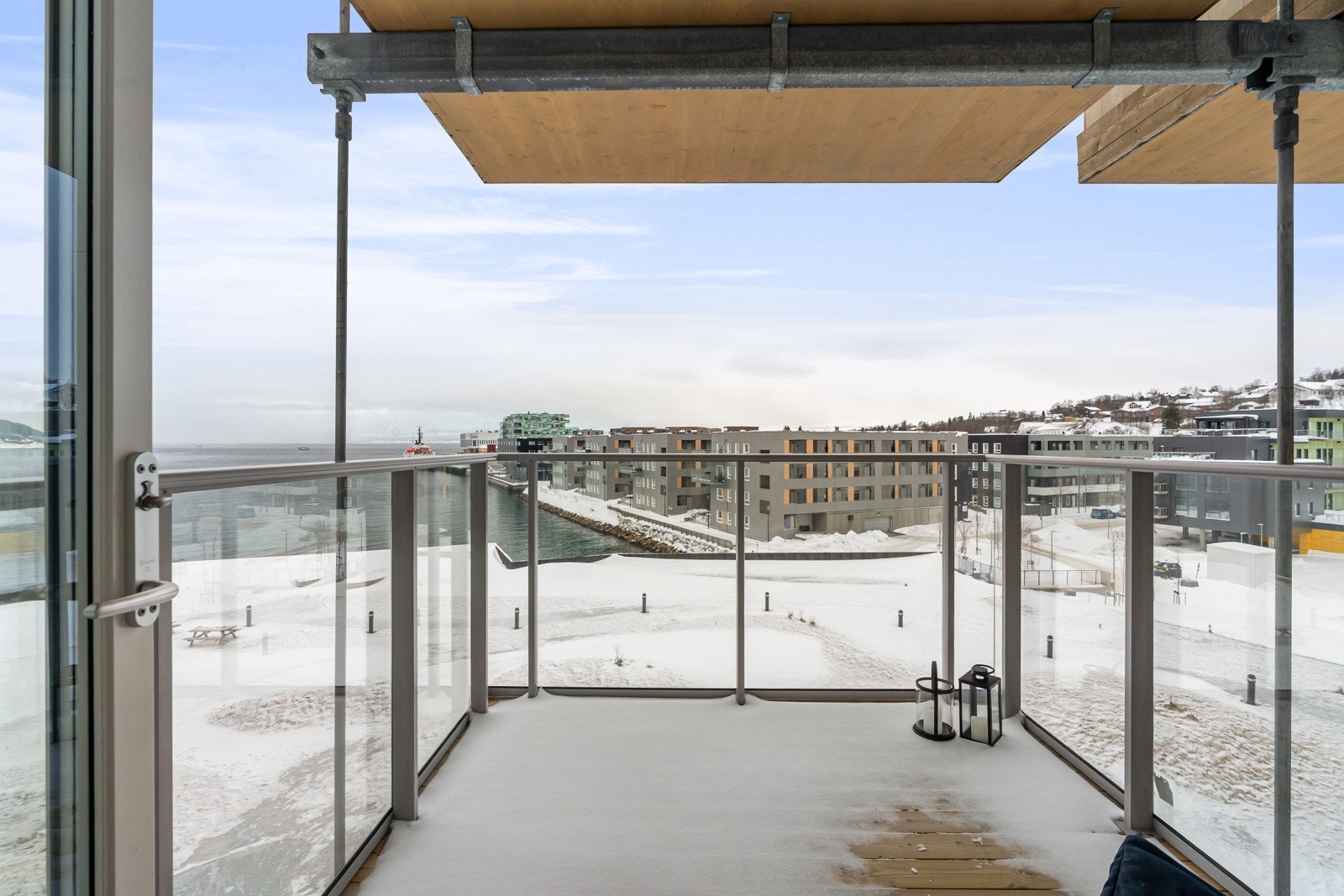 Fra stuen har du utgang til balkong med plass til utemøbler og beplantning.