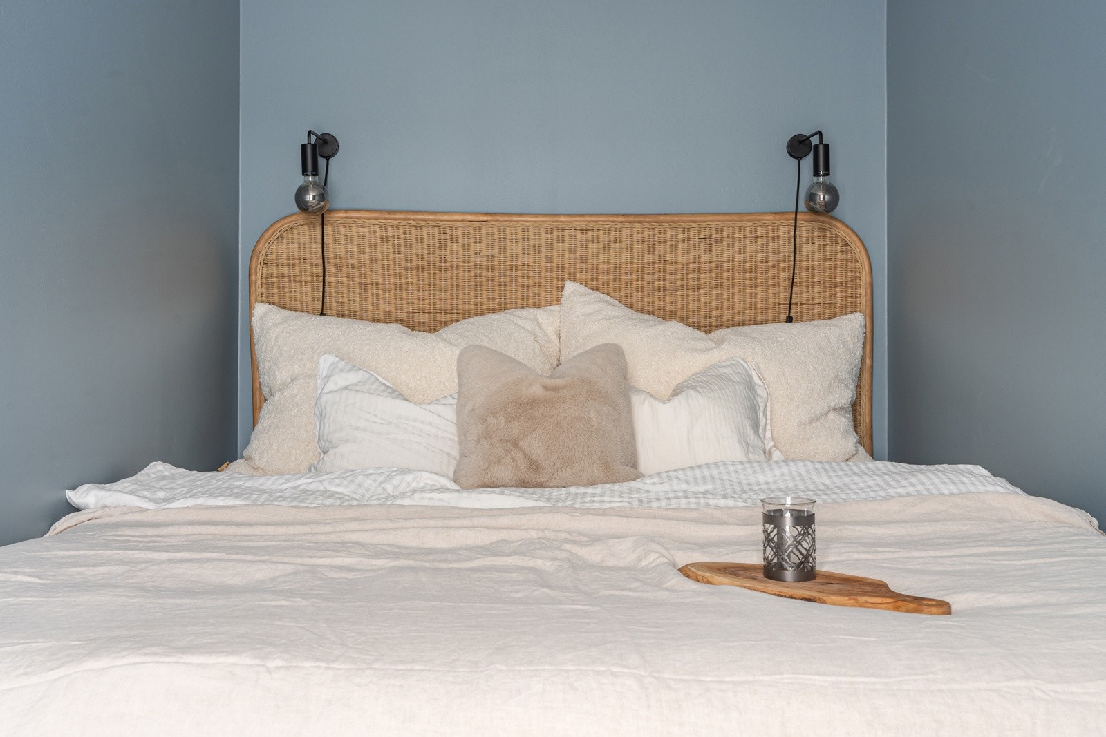 Soverom med plass til stor seng og klesoppbevaring.