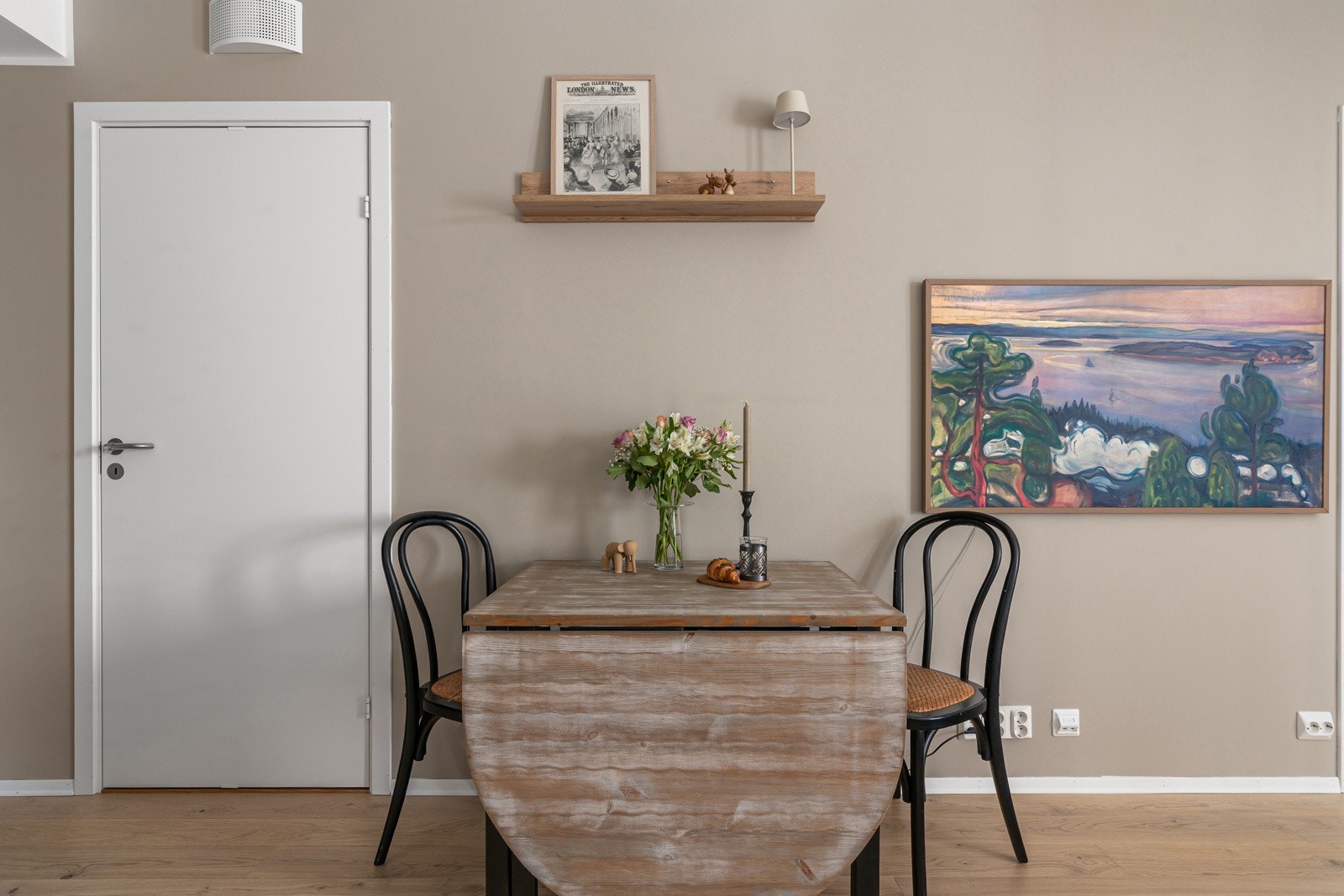 Spisebordet finner sin naturlige plass i nærheten av kjøkkenet.