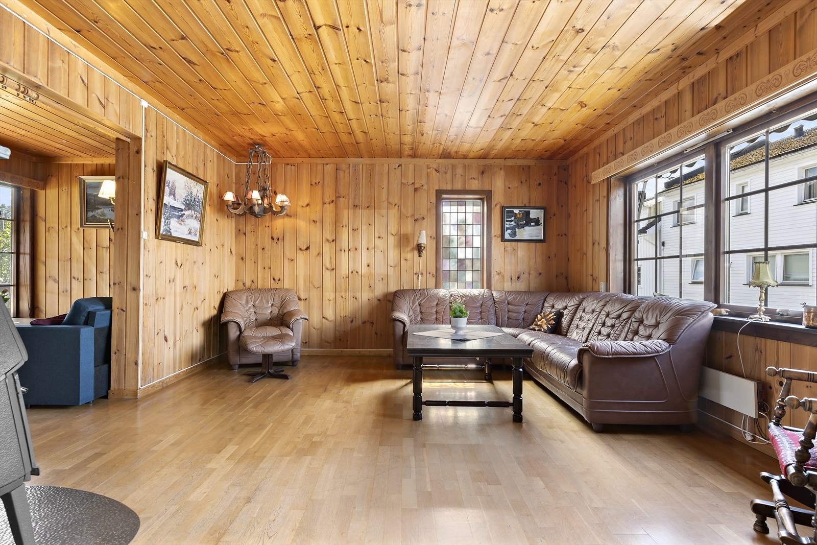 Stuen er romslig med plass til møblering av ulike soner. Galleribilde