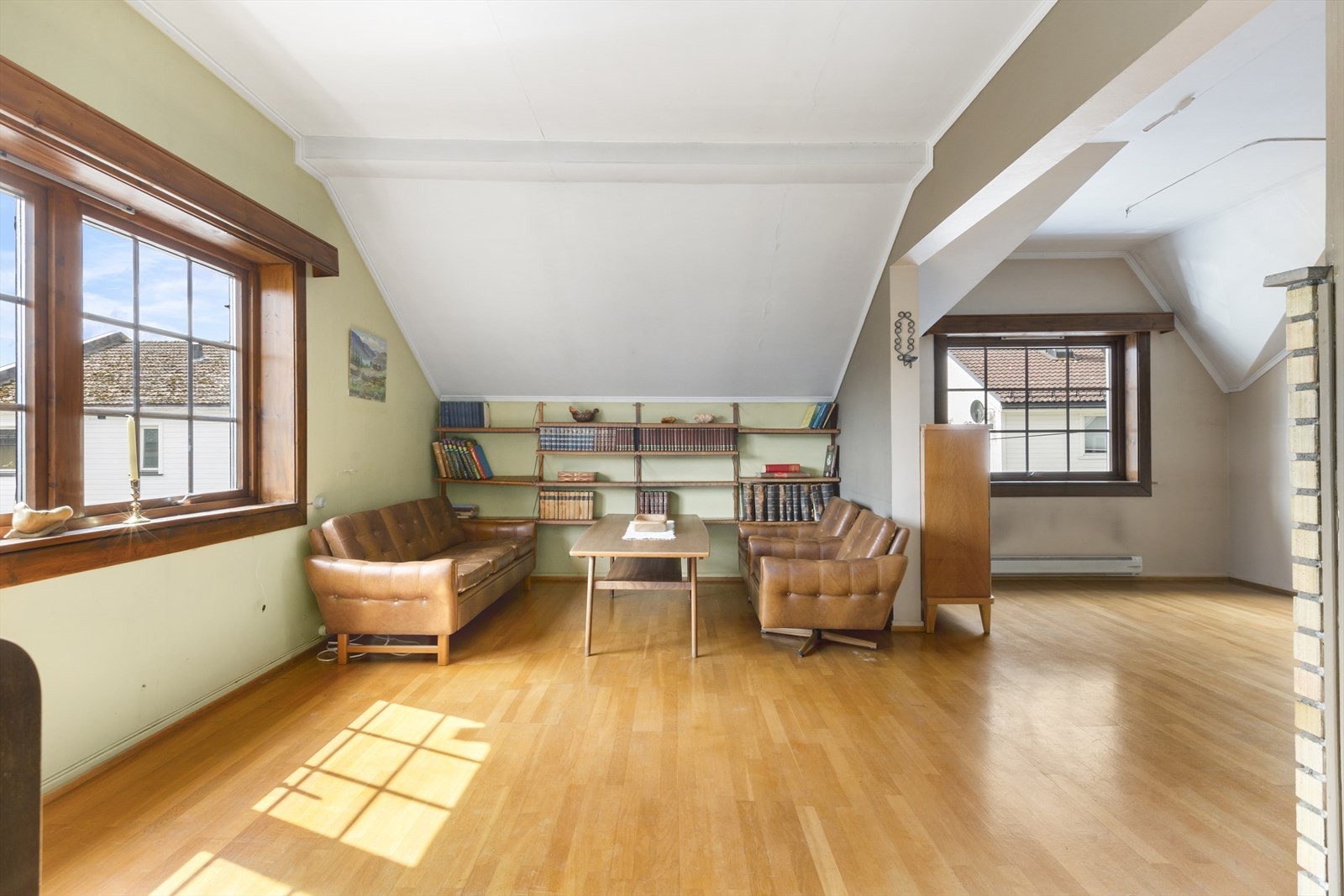 Det er godt lysinnslipp fra vinduer. Galleribilde