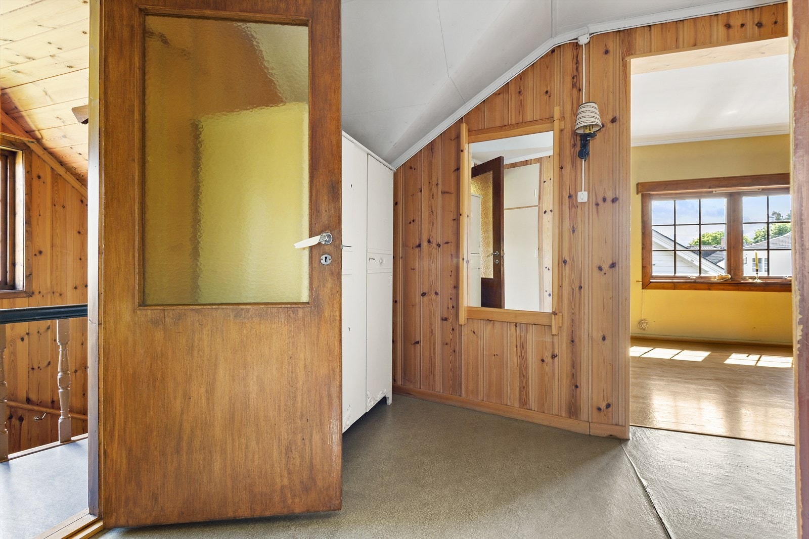 Denne etasjen byr på trapperom, bad, stue og 2 soverom. Galleribilde