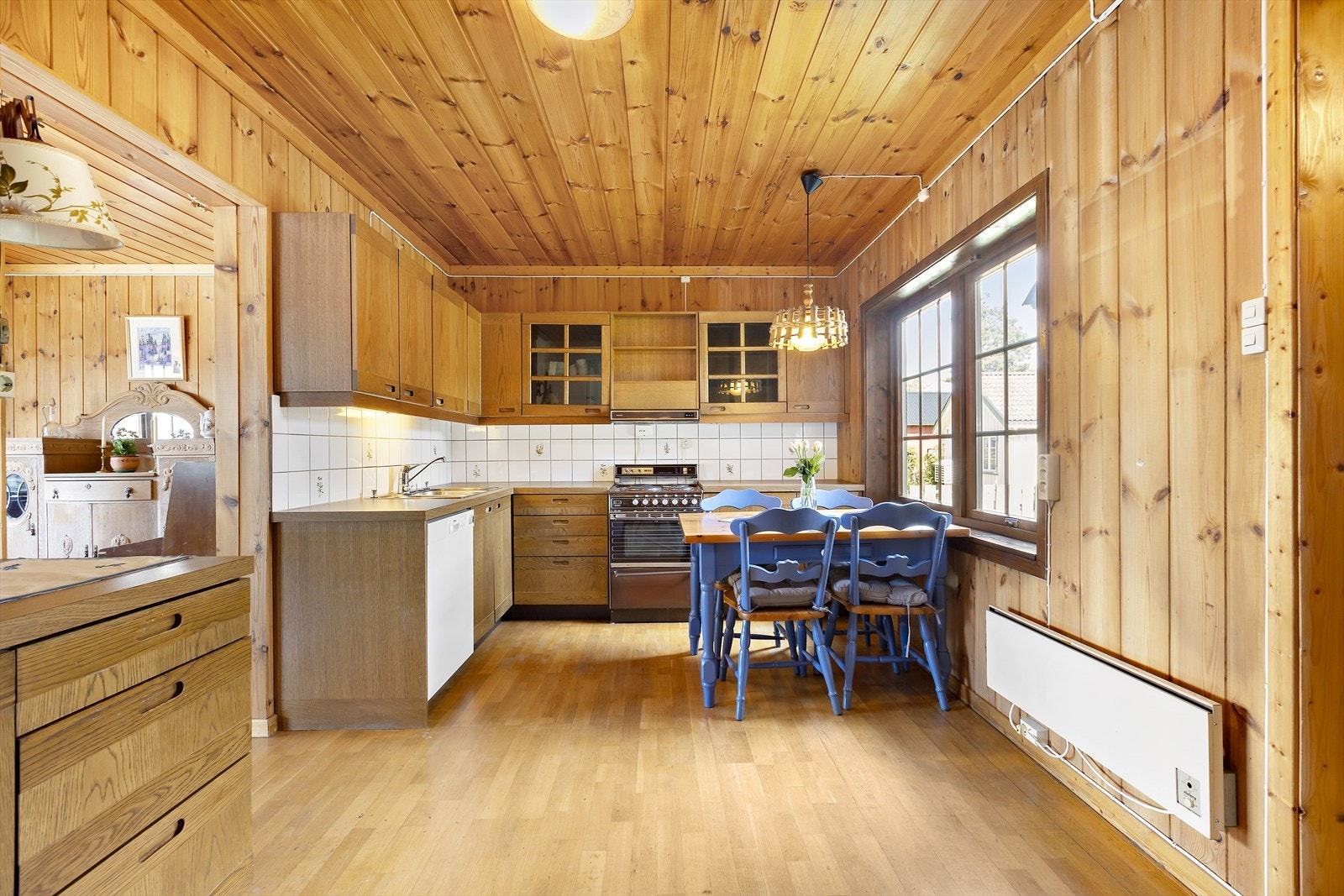 Kjøkkenet er innredet med glatte fronter og har en benkeplate i laminat. Galleribilde