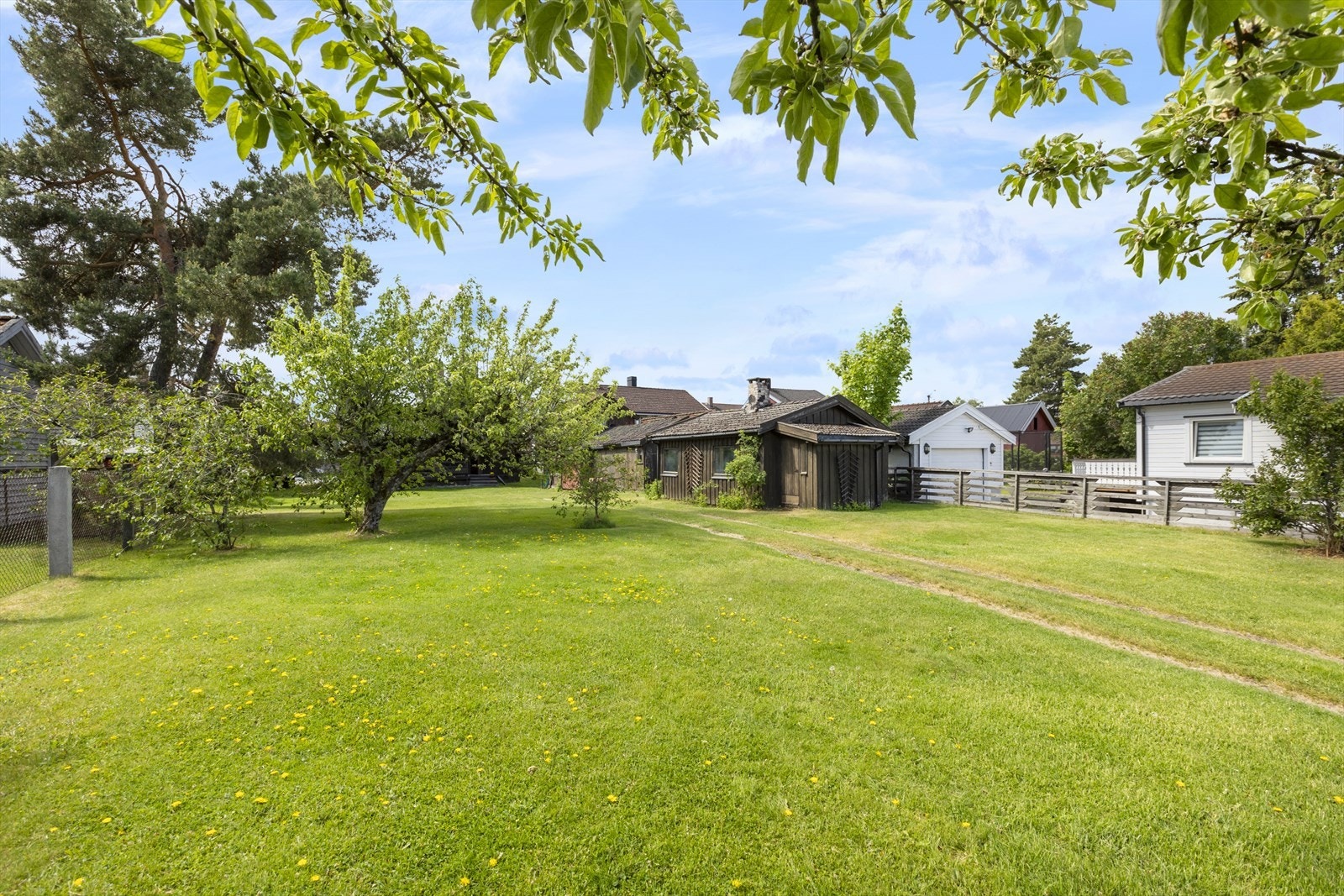 Det er en egen fradelt tomt på eiendommen Galleribilde
