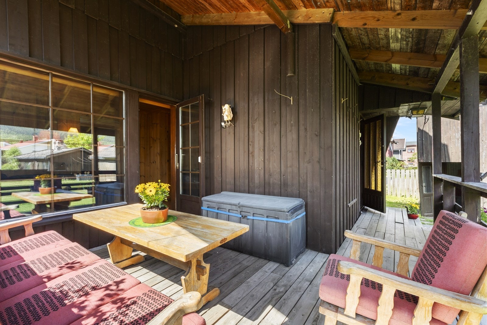 På terrassen er det rom for en skjermet sittegruppe. Galleribilde