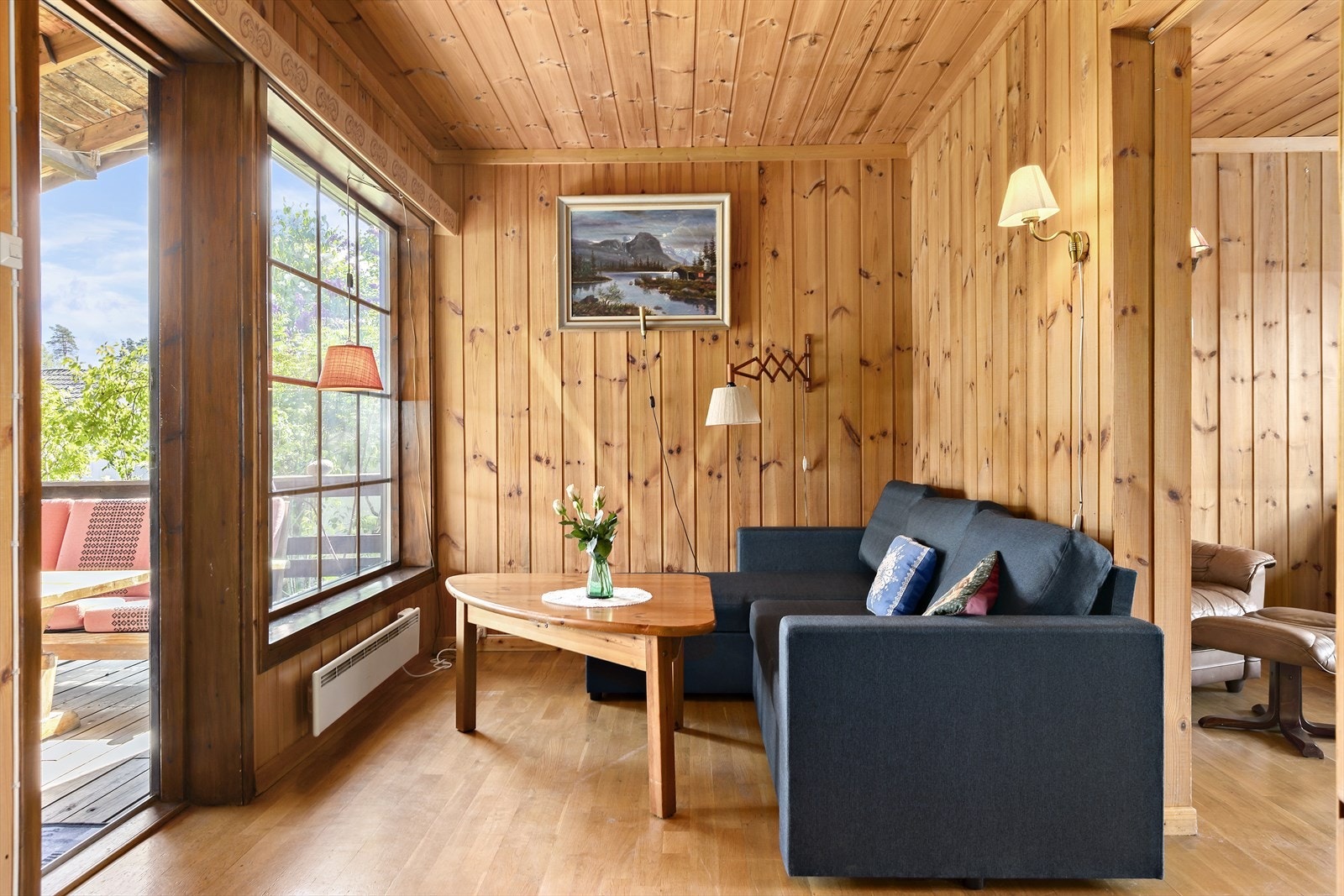 Boligen har innvendige gulv med parkett og belegg. Veggene er kledd med trepanel og malte plater, mens himlingene består av malte plater, trepanel og himlingsplater. Galleribilde