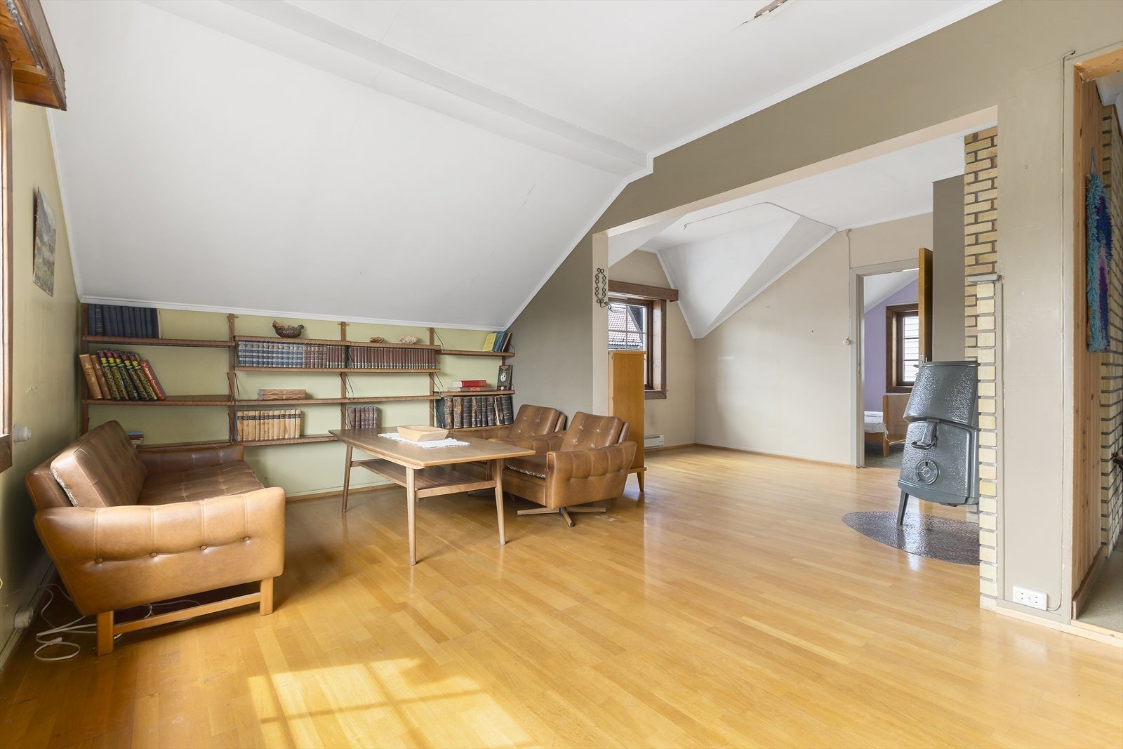 Stuen er lys og luftig, med god plass til ønsket møblering. Galleribilde