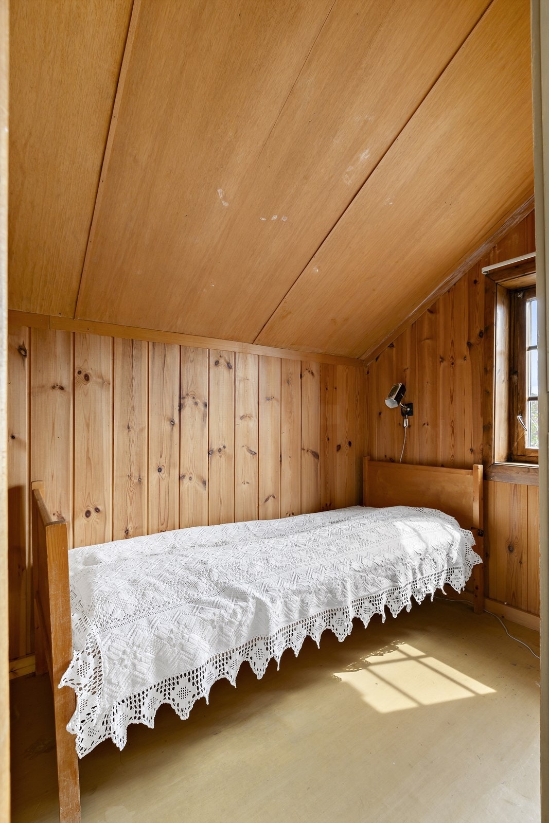 I tillegg er det en bod som i dag er innredet med sengeplass. Det gjøres oppmerksom på at dette rommet ikke er godkjent som rom for varig opphold. Galleribilde