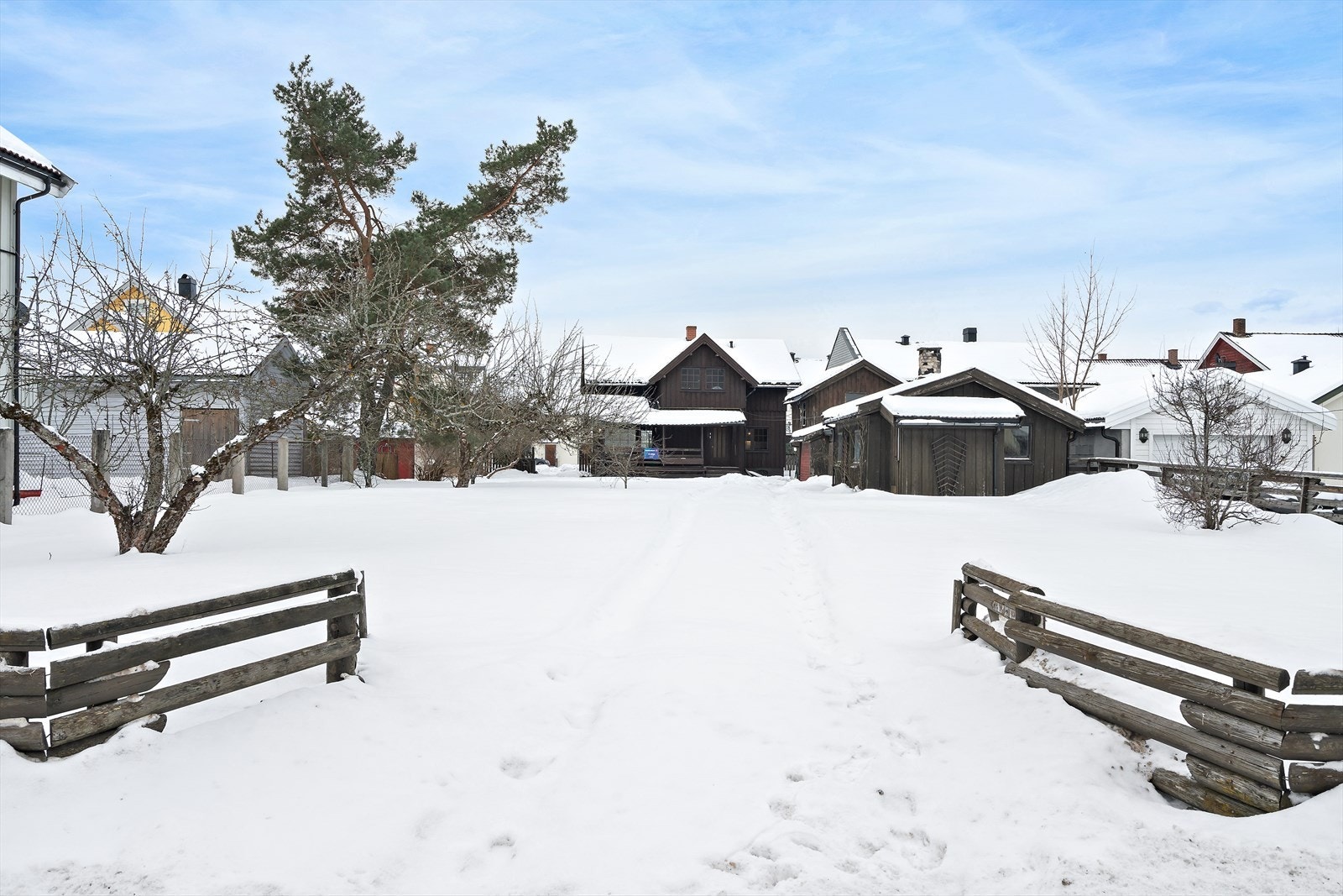 Stor eiet tomt som består av 2 tomter Galleribilde