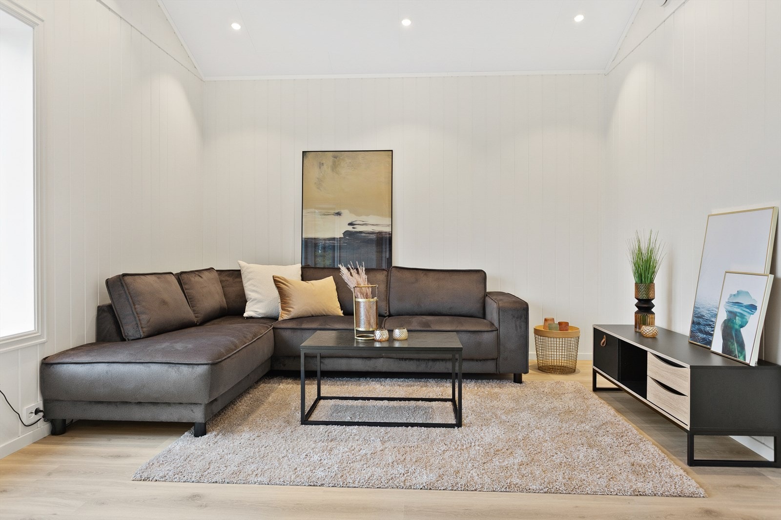 Stuen er innredet med en komfortabel hjørnesofa og har god plass til sofagruppe. Galleribilde