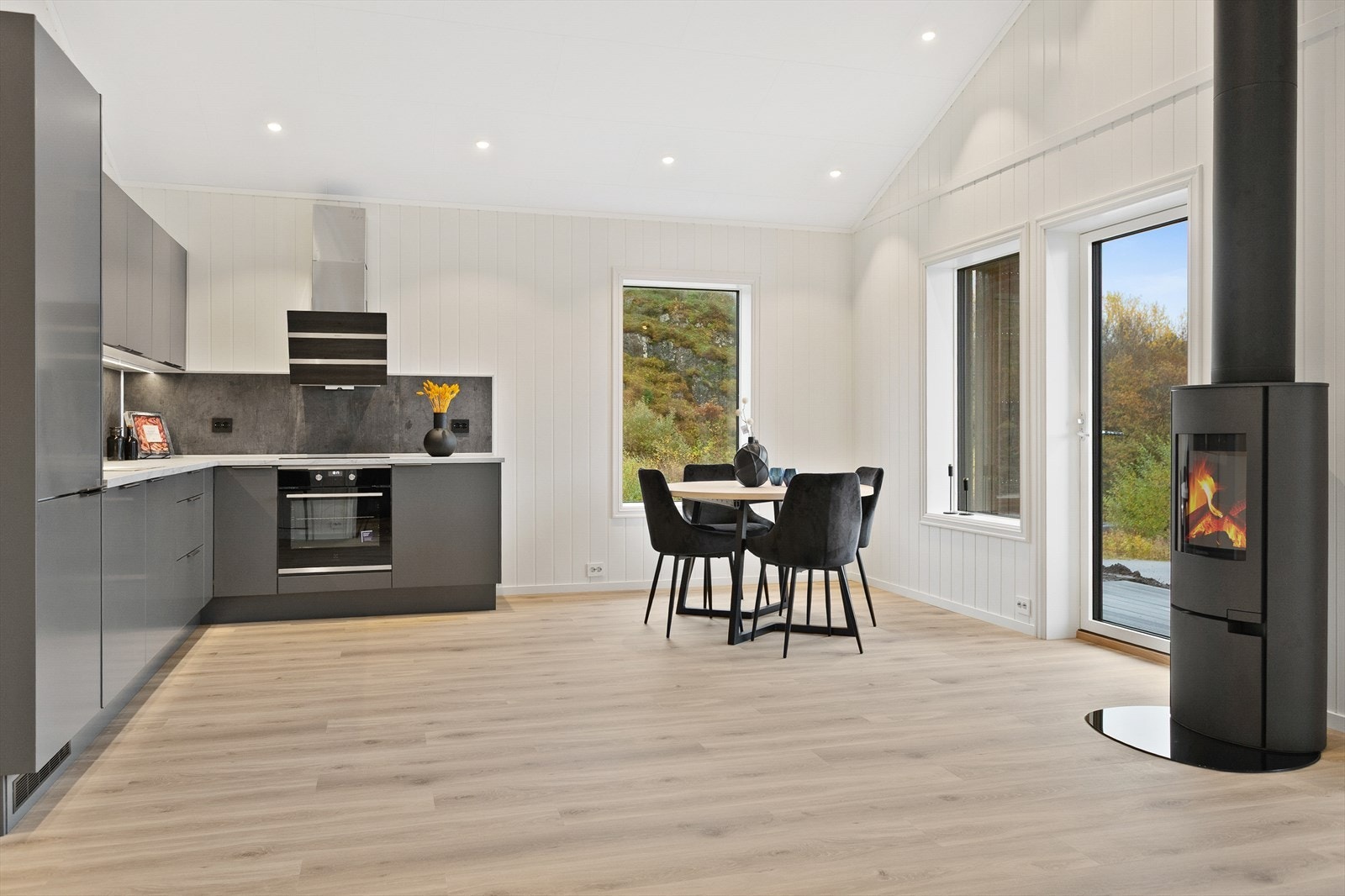 Kjøkkenet, av type Sigdal
har moderne, mørke fronter og integrerte hvitevarer, samt en stilfull peis som gir varme og atmosfære. Galleribilde