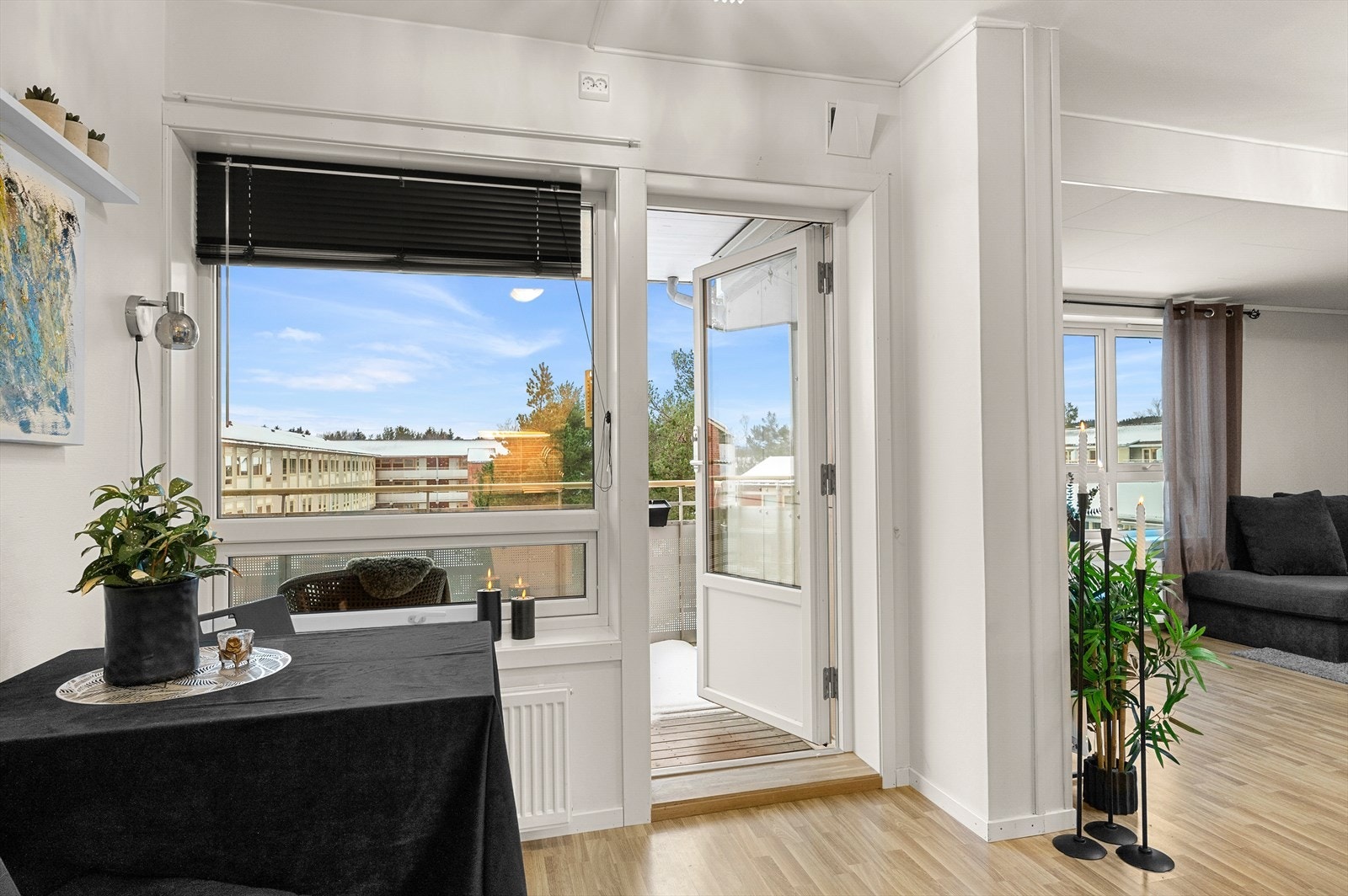 Her har man plass til koselig spisebord med fin utsikt mot vest Galleribilde