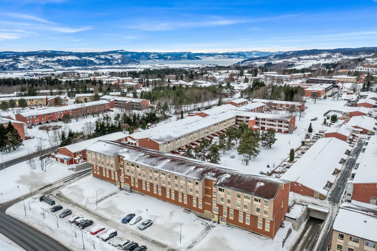 Her bor man med kort gåavsrtand til fine turområder, Bymarka, nærbutikk, barnehage, skole, idrettsanlegg, Metrobuss, tog og Heimdal sentrum med alt av fasiliteter man trenger i hverdagen Galleribilde