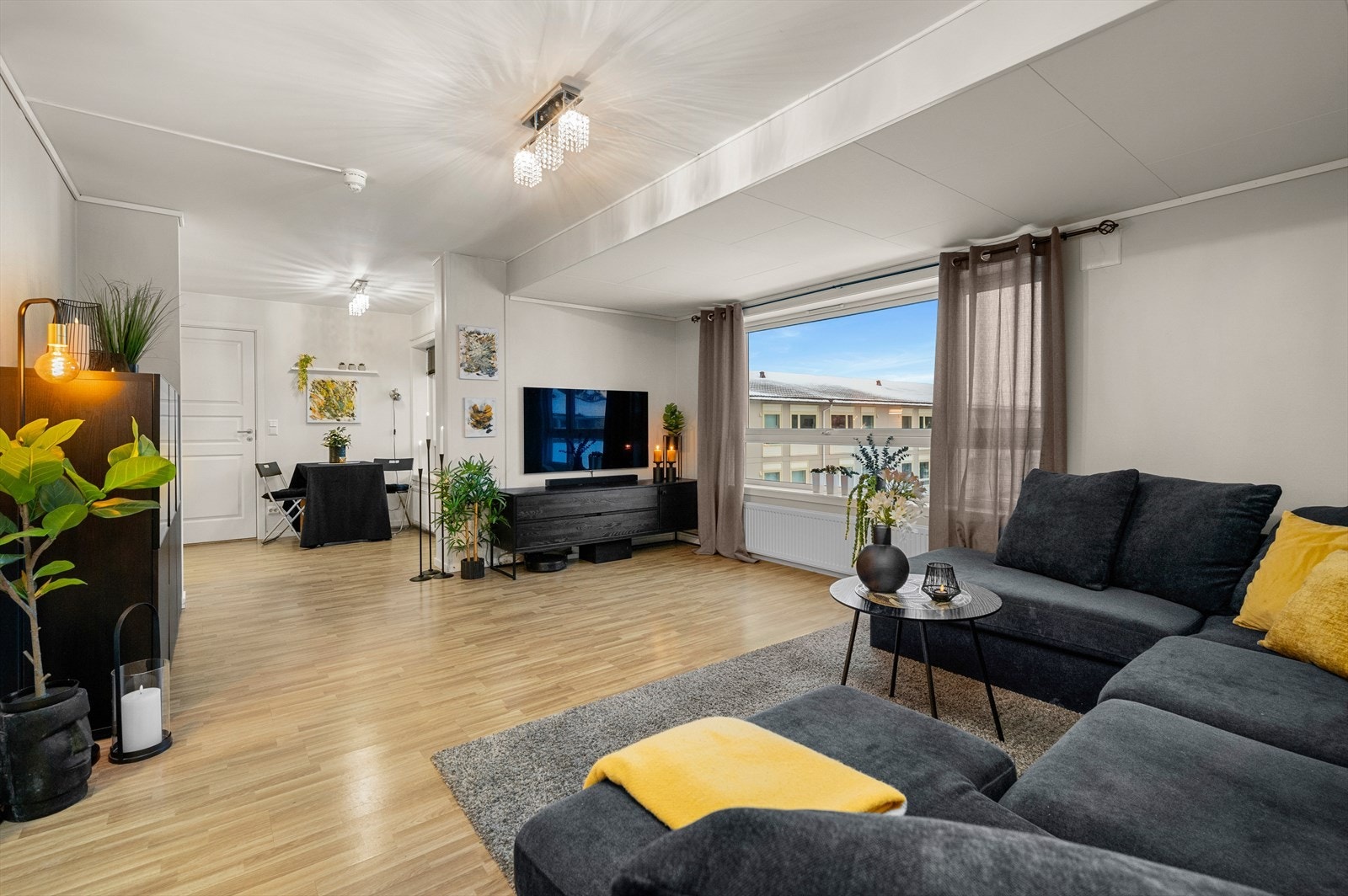 Velkommen til Myrsnipevegen 22B - Lekker 2-roms som ligger svært godt til i feltet med nydelig utsikt mot Lundåsen og svært gode solforhold Galleribilde