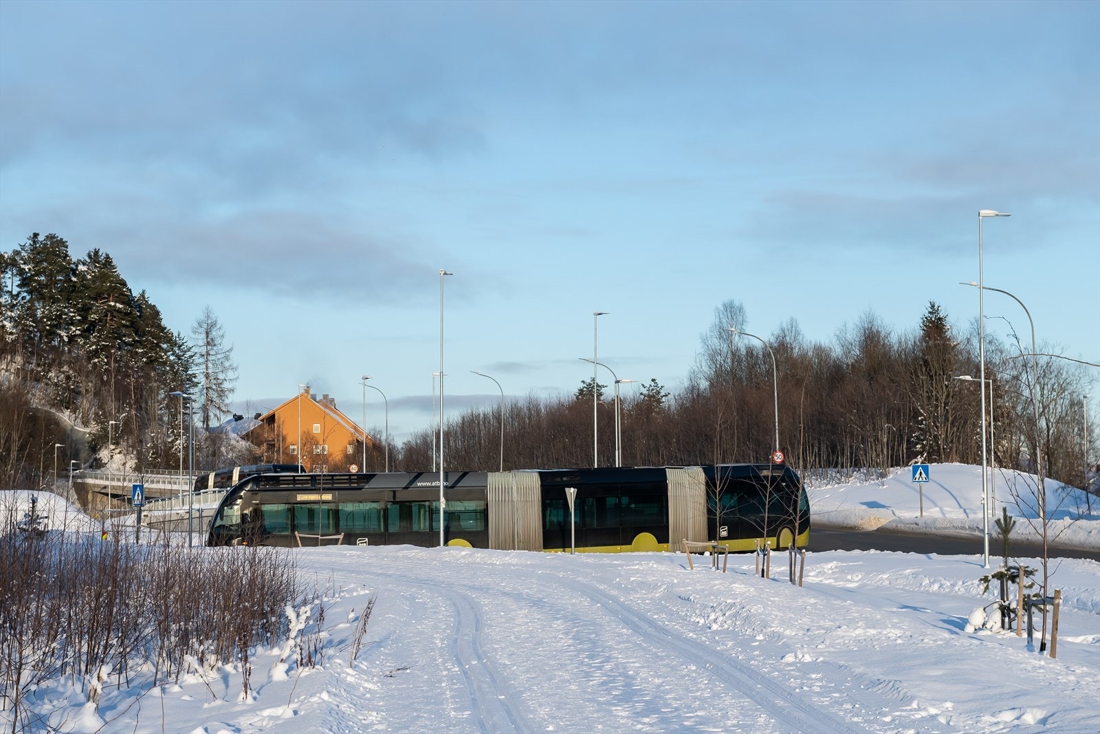 Kort gange til Metrobuss med linje 1 og 2 som går til sentrum hvert 5 minutt Galleribilde