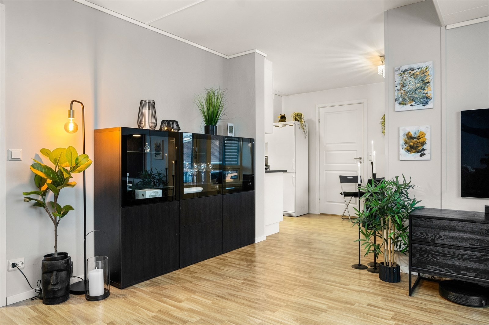 hvor kjøkken er godt tilbaketrukket fra stueområdet Galleribilde