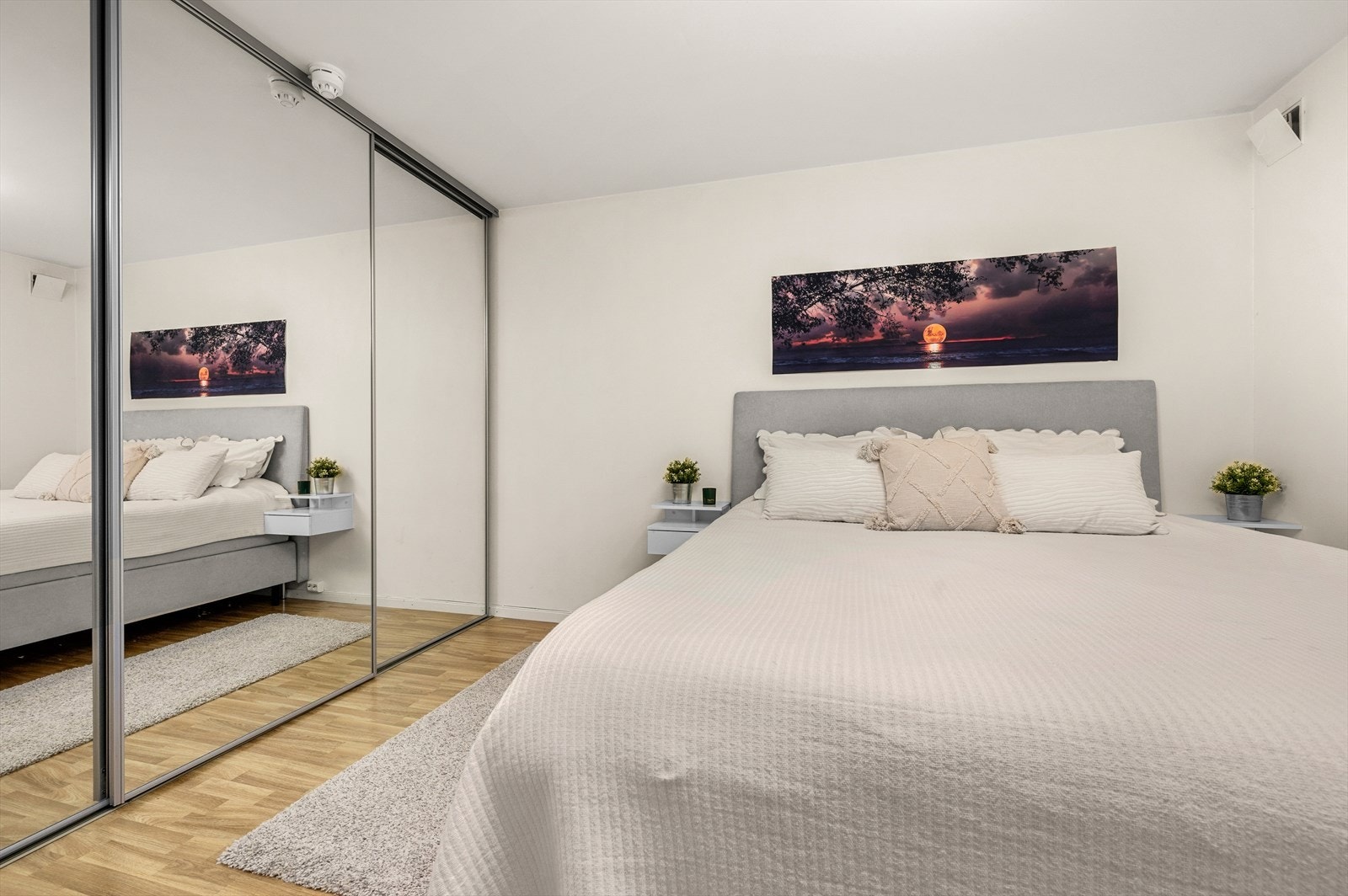 og har stor skyvedørsgarderobe med speilfronter Galleribilde