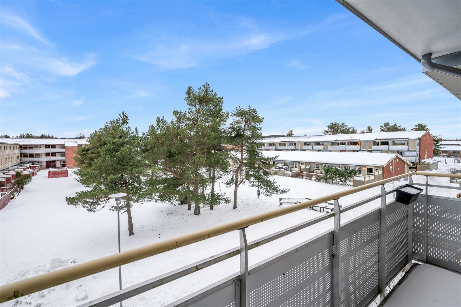 her har man fin utsikt som kan nyte sola ettermiddag og helt til ca. 22:00 sommerstid Galleribilde