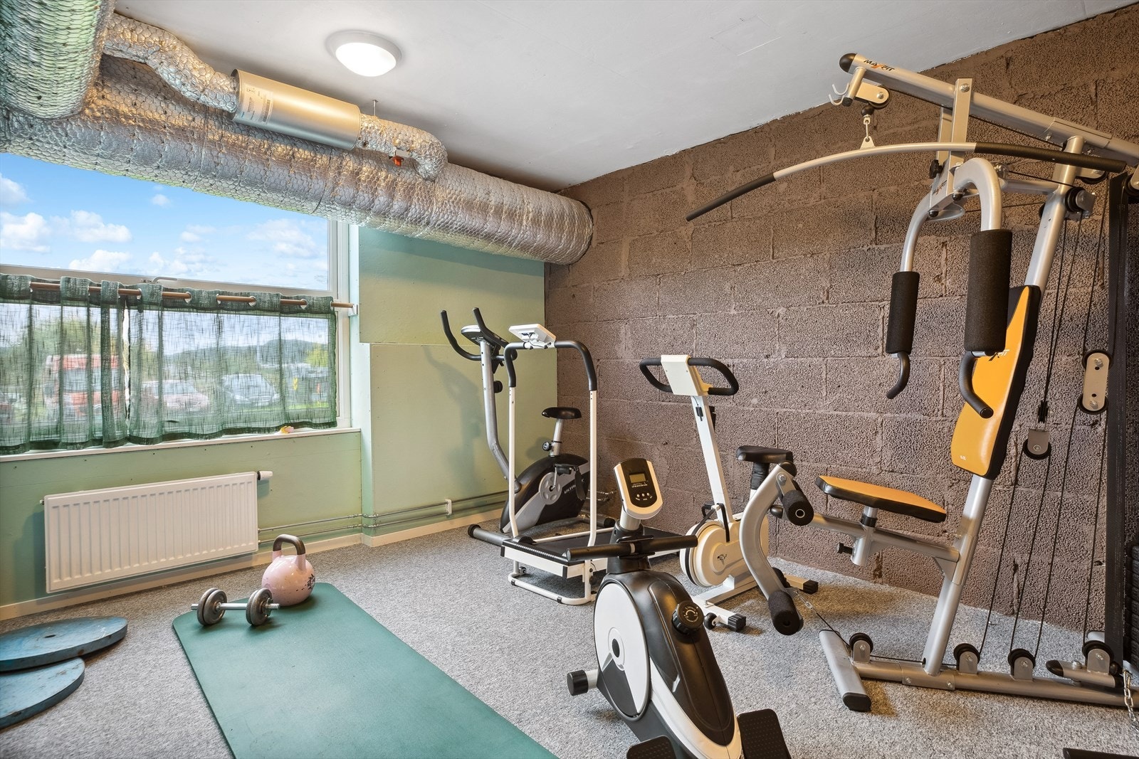 Felles trimrom i kjeller. Videre kan beboerne nyte godt av sykkelrom, oppvarmet vognrom, felles vaskeri og tørkerom Galleribilde