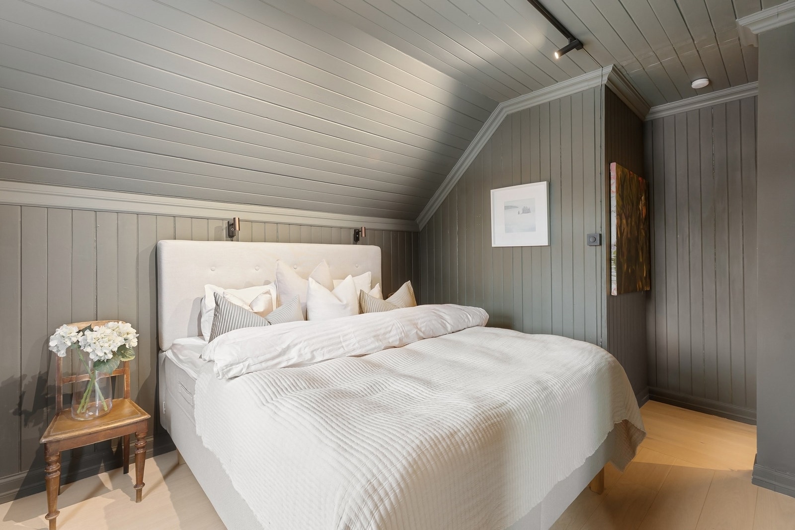 Soverommet har god plass til dobbeltseng og garderobeløsninger. Galleribilde