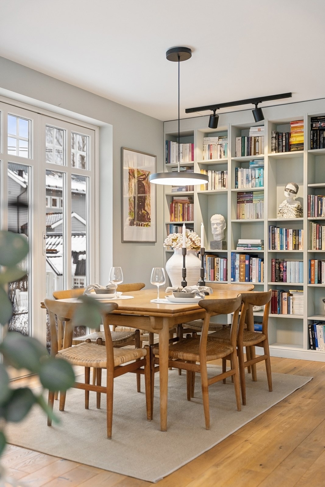 Detalj fra spisestuen med den plassbygde bokhyllen. Galleribilde