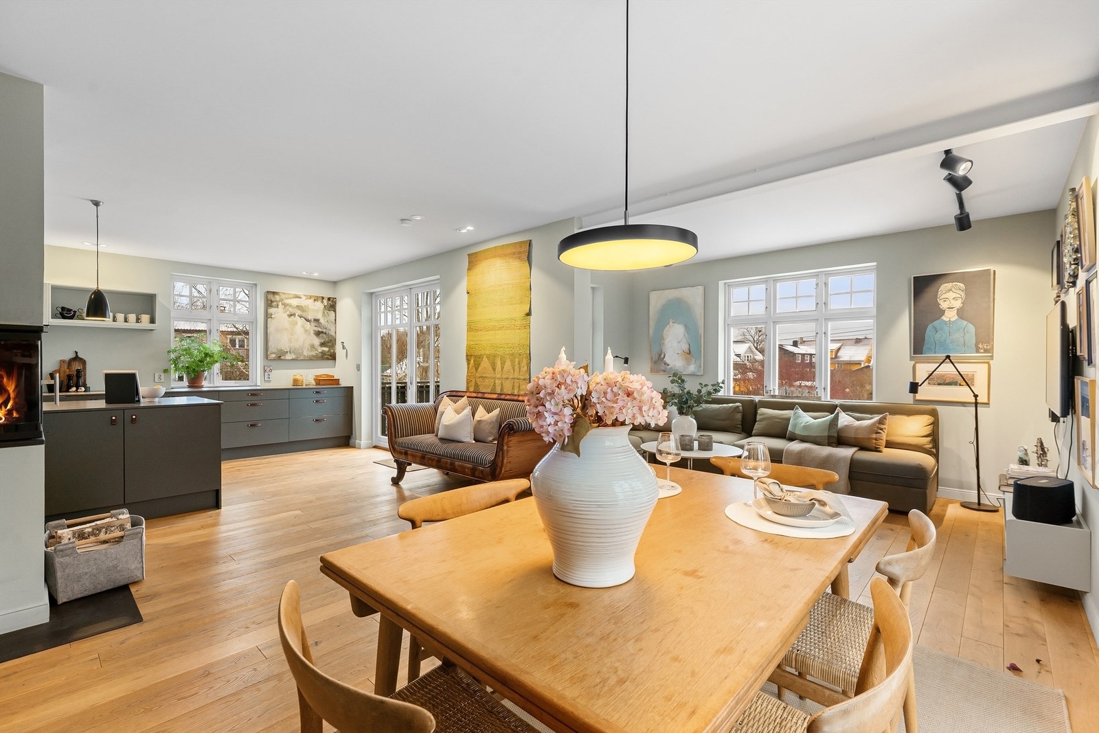 Hovedetasjen har en åpen og sosial planløsning mellom entré, kjøkken, spisestue og stue. Galleribilde