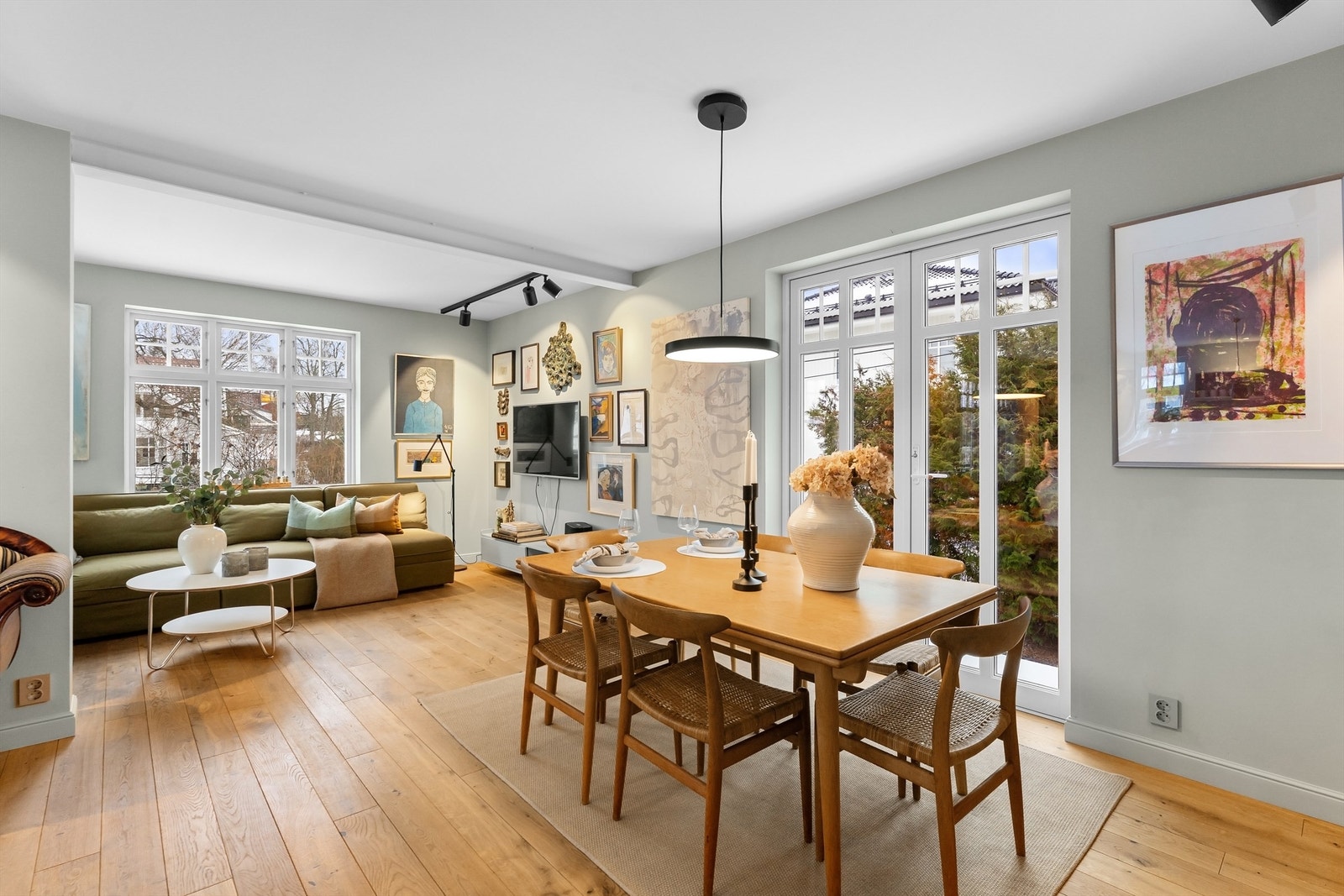 Spisestuen har god plass til store selskaper og ligger i åpen løsning mot stuen. Galleribilde