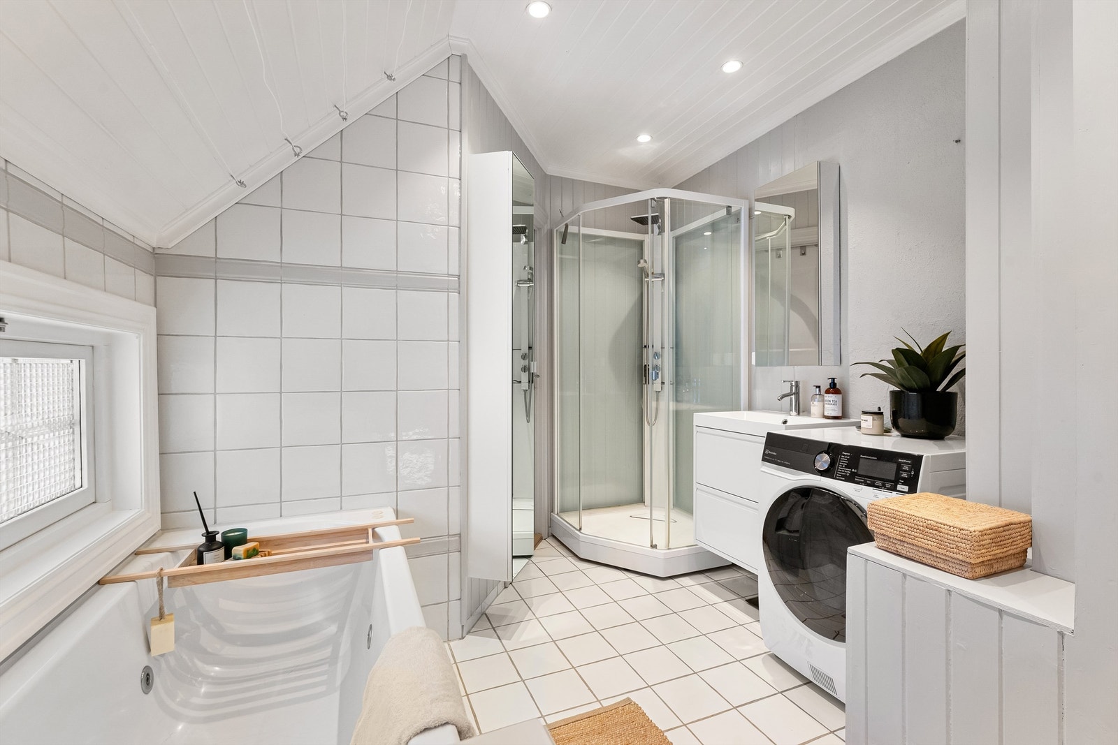Badet har både badekar og dusjkabinett, samt opplegg for vaskemaskin. Galleribilde