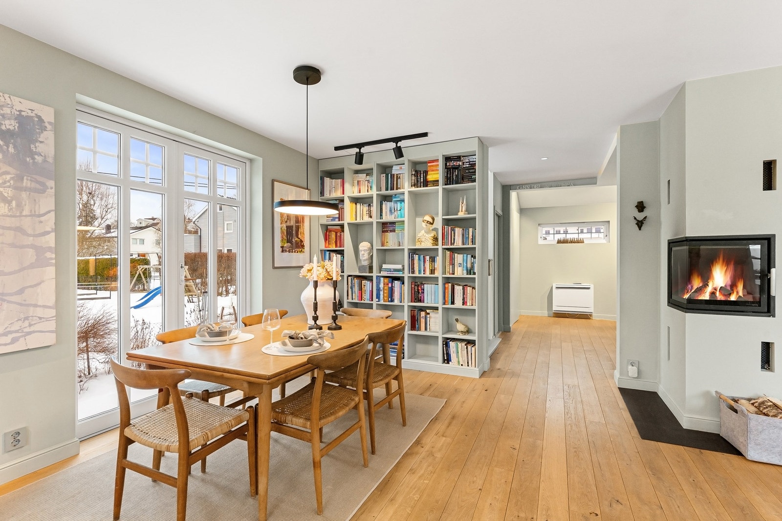 En plassbygd bokhylle gir rommet karakter og praktisk oppbevaring. Galleribilde