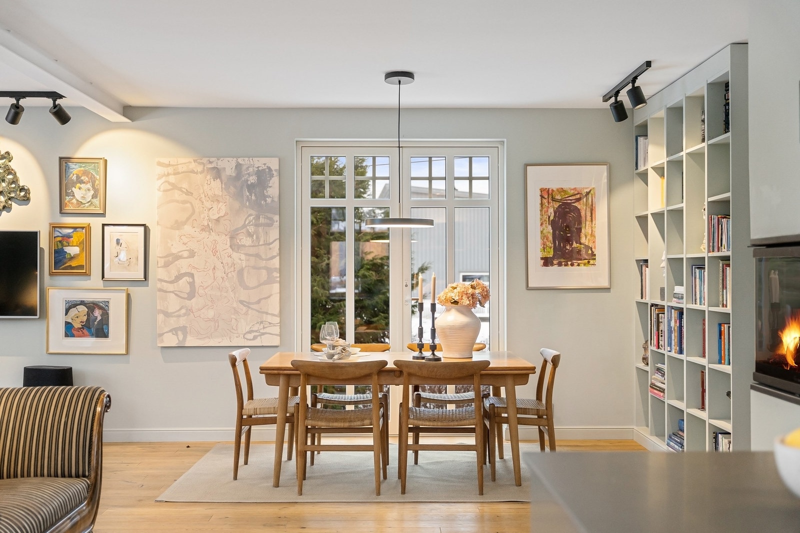 Spisestue med mye lys. Galleribilde