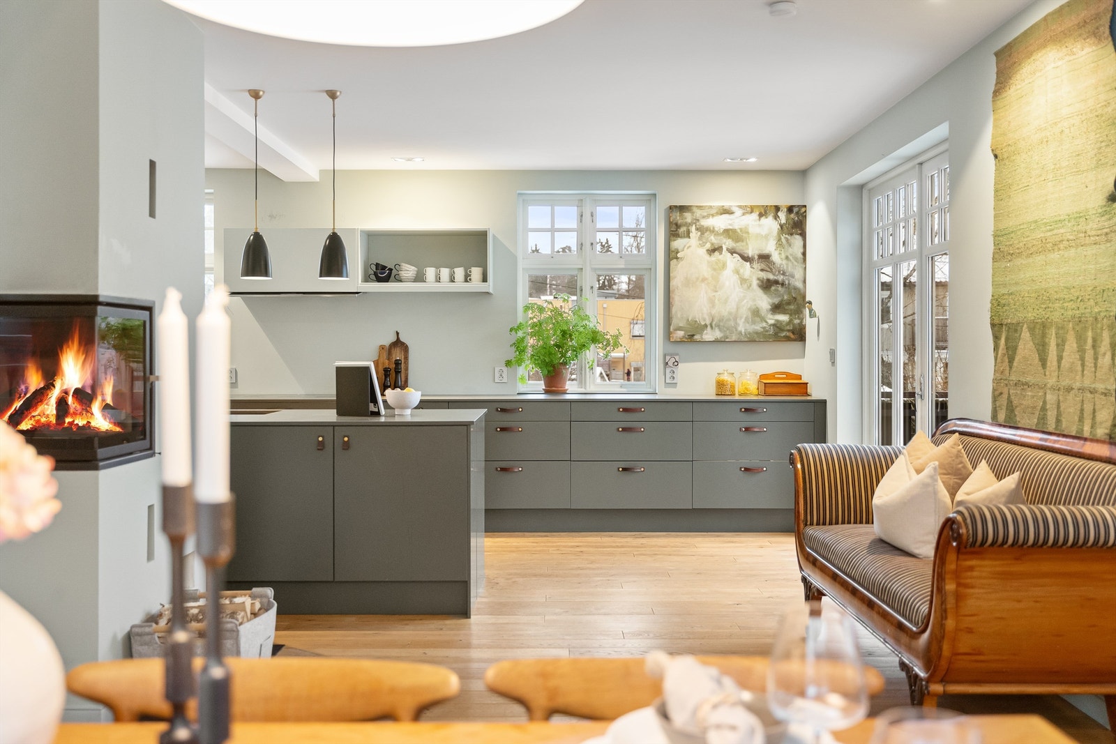 Peisen er et sentralt element som skaper en naturlig soneinndeling i det åpne rommet. Galleribilde