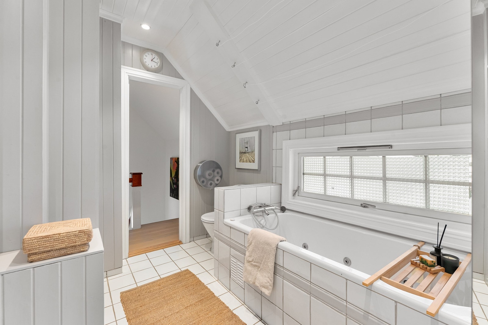 Stort og innbydende bad i andre etasje, utstyrt med badekar. Galleribilde