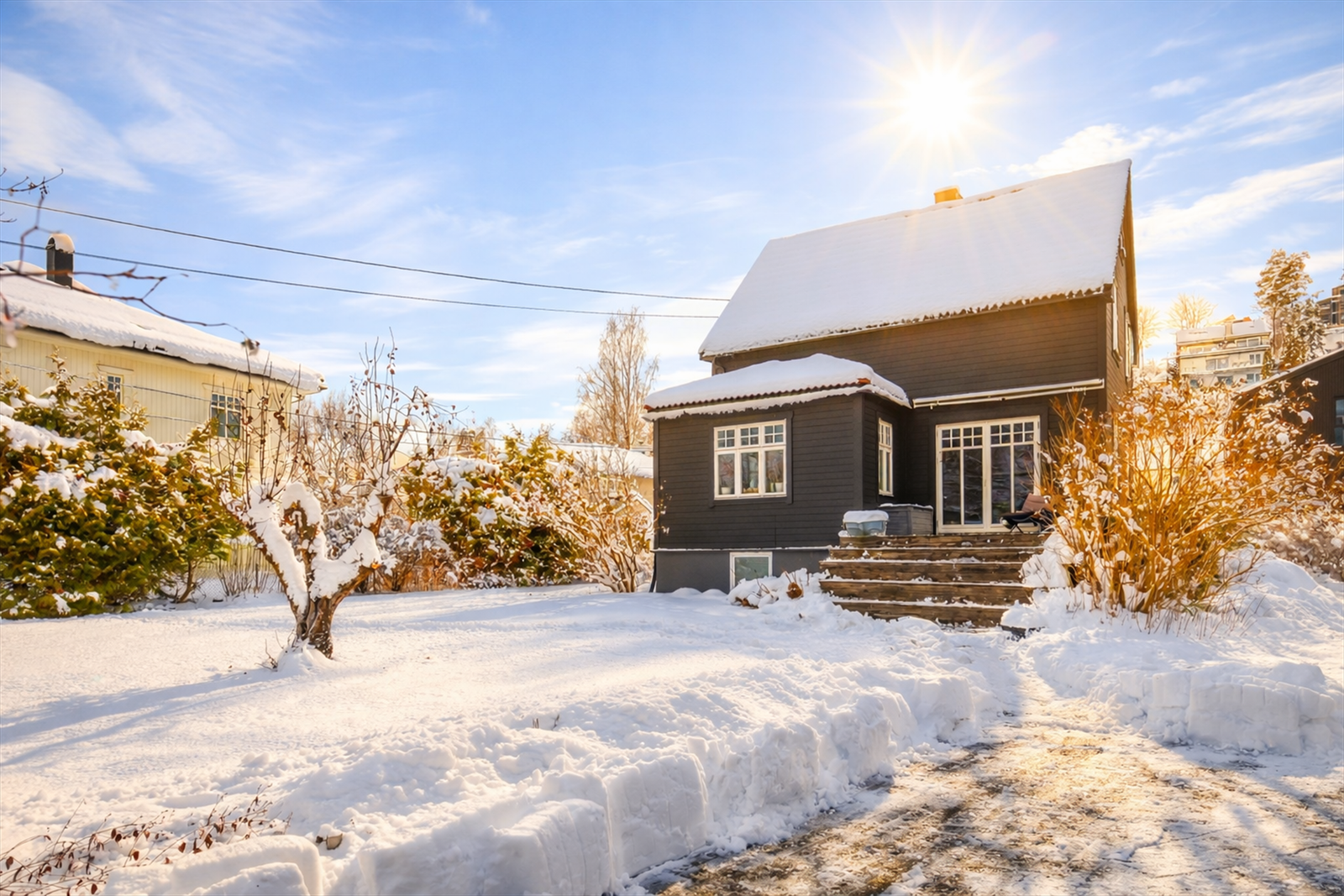 Den store, flate hagen er lettstelt og gir gode lekemuligheter. Galleribilde
