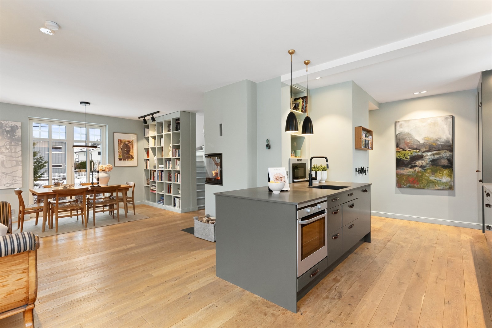 Takhøyden på 2,5 m og den åpne kjøkkenløsningen med øy, binder de ulike sonene sammen. Galleribilde