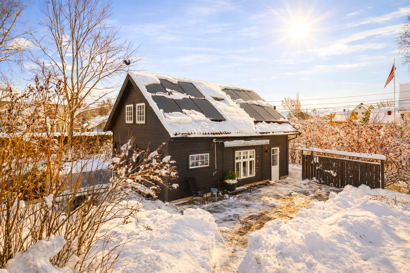 Den separate garasjebygningen har solcellepaneler på taket og mange bruksmuligheter. Galleribilde